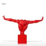 Statuette homme nu dans une pose sportive