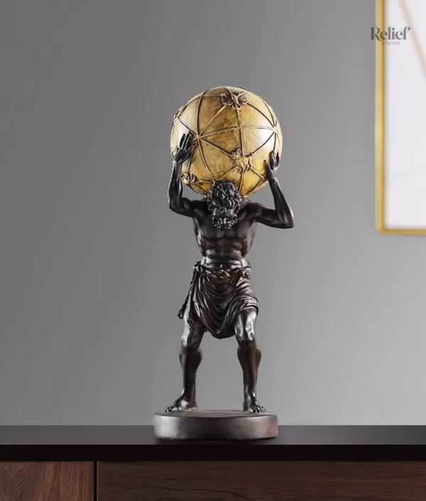 Statue antique d'Atlas soutenant le globe terrestre