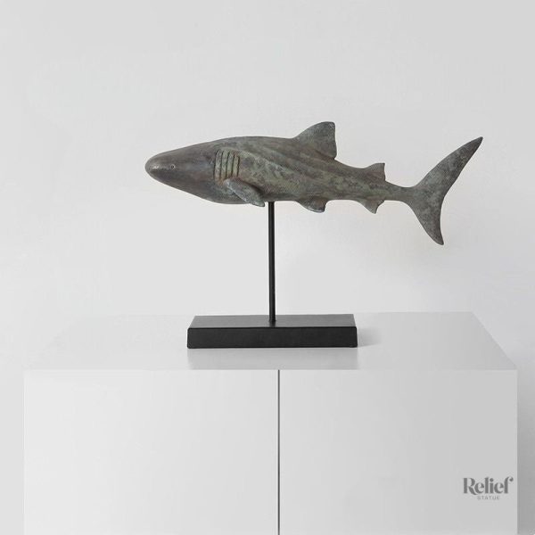 Statue d'une baleine, œuvre d'art animalier en relief