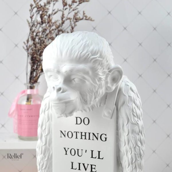 Art moderne : statue de gorille Banksy brandalism