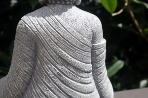 Bouddha de jardin en gris, 23 cm de hauteur