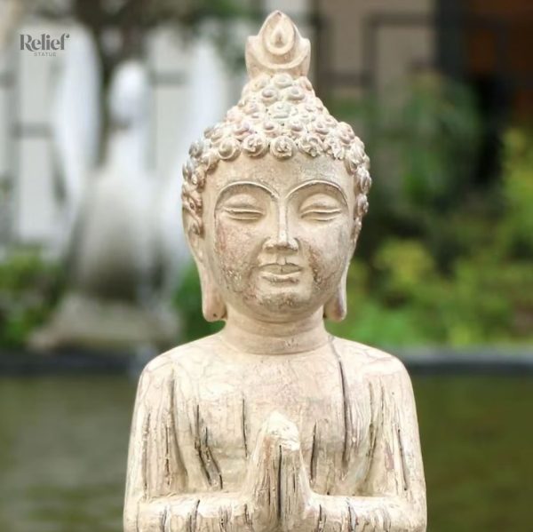 Statue bouddhiste en résine, inspirant la sérénité et la prière