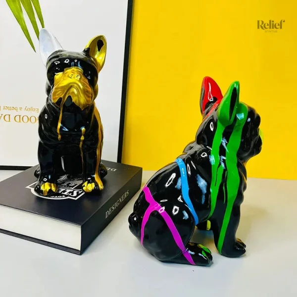 Figurine de bouledogue assis en position calme