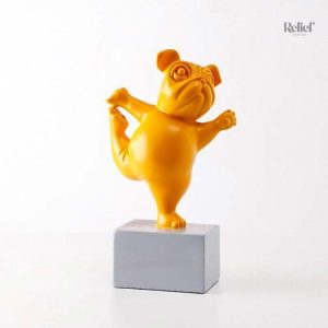 Bouledogue statue en posture de yoga, design moderne