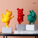 Figurine de chien Bouledogue en pleine méditation