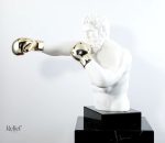 Statue grecque de boxeur en position dynamique