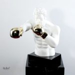 Art grec : statue de boxeur avec gants dorés