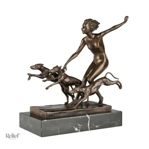 Sculpture en bronze représentant Diane, déesse de la chasse