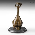 Sculpture Femme en Bronze, représentation assise