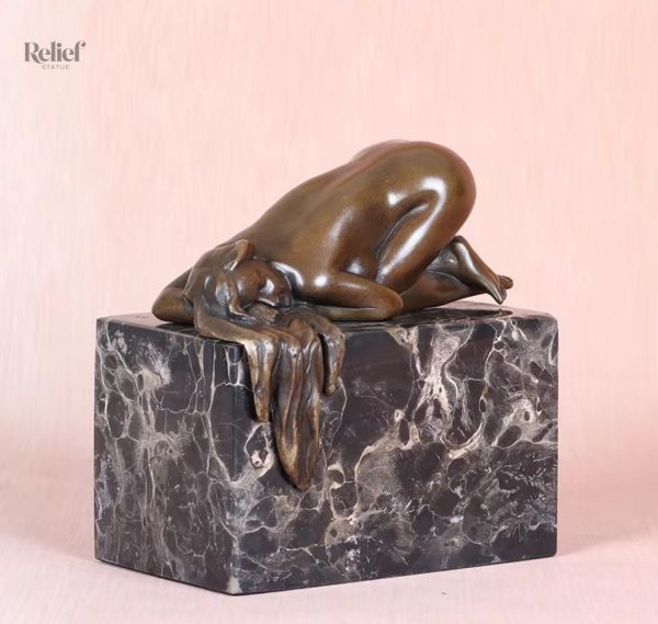Bronze femme endormie, sculpture délicate et artistique