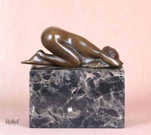Statue féminine en bronze, 13 cm, pose de sommeil