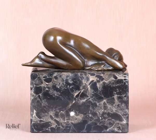 Statue féminine en bronze, 13 cm, pose de sommeil