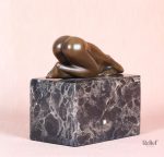Sculpture en bronze, représentation d'une femme nue allongée