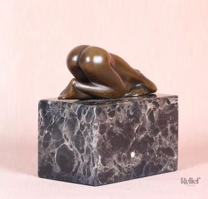 Sculpture en bronze, représentation d'une femme nue allongée