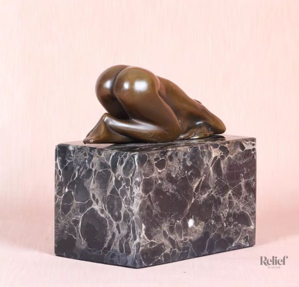 Sculpture en bronze, représentation d'une femme nue allongée