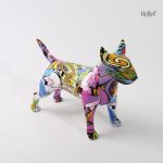 Chien en statue aux motifs multicolores