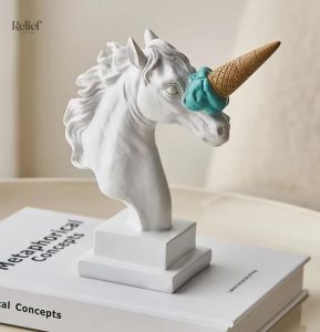 Statue en verre représentant un cheval licorne stylisé