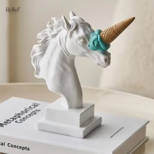 Statue en verre représentant un cheval licorne stylisé