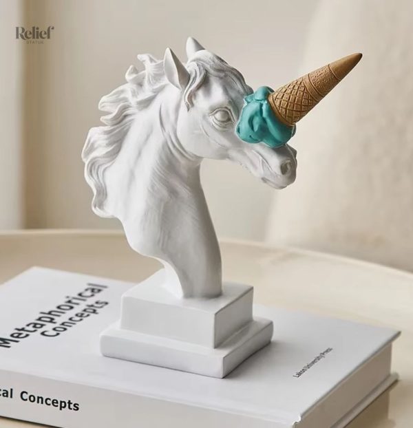 Statue en verre représentant un cheval licorne stylisé