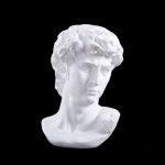 Art classique : statue de David, symbole de beauté et force