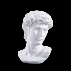 Art classique : statue de David, symbole de beauté et force