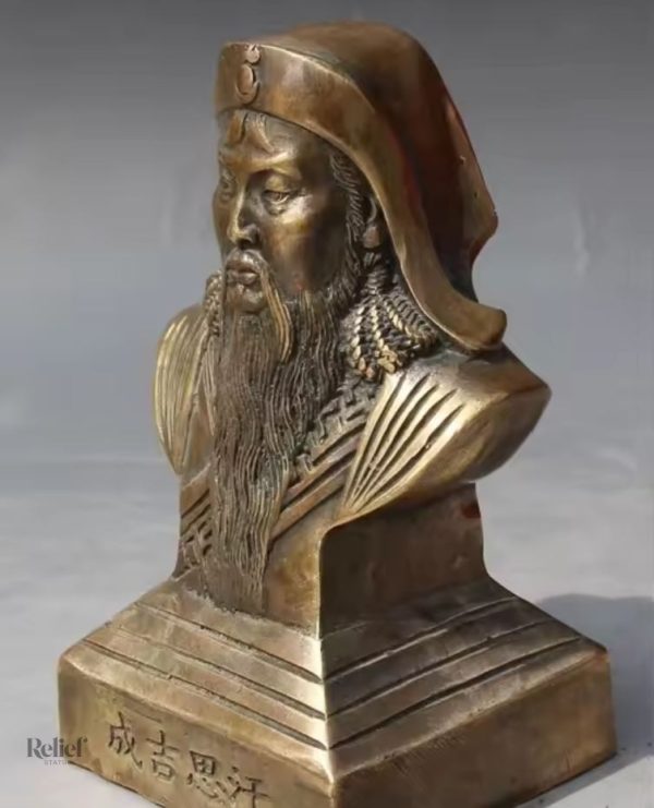 Statue antique représentant Gengis Khan en laiton doré