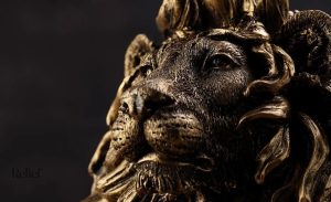 Objet d'art en forme de lion, ajout de caractère à la décoration