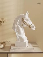 Statue cheval aux détails dorés, embellissement intérieur
