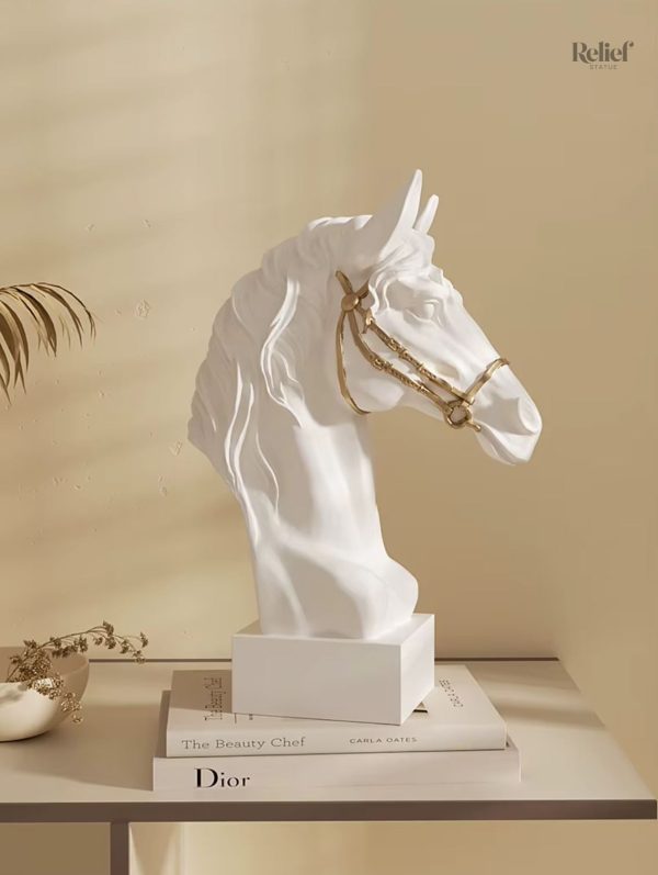 Statue cheval aux détails dorés, embellissement intérieur