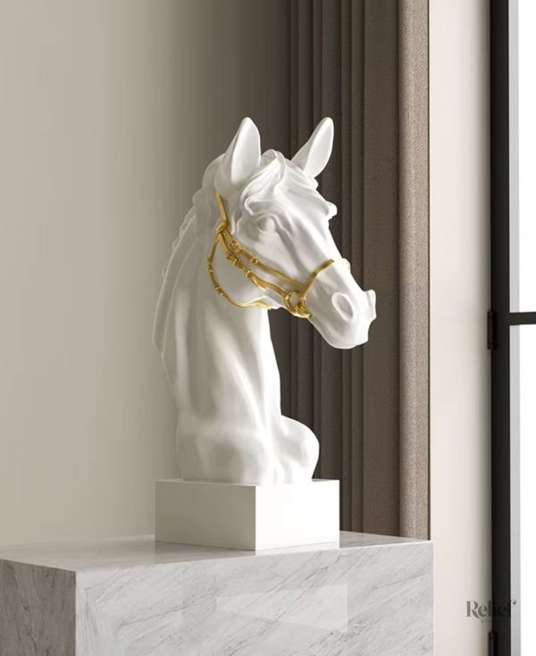 Détail d'une sculpture moderne, buste de cheval stylisé