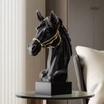 Sculpture en buste d'un cheval, finition noire et dorée