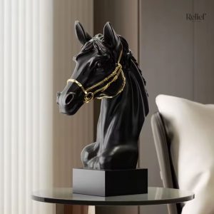 Sculpture en buste d'un cheval, finition noire et dorée