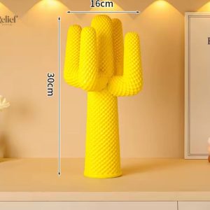 Statue cactus design jaune en résine 30 cm