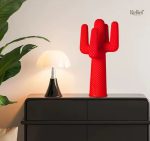 Décoration cactus en résine rouge, design moderne