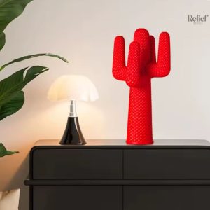 Décoration cactus en résine rouge, design moderne