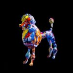 Objet décoratif : caniche multicolore en résine