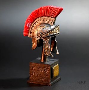 Statue antique représentant un casque romain en décoration