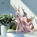 Statue en papier de cerf stylisé