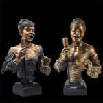 Statue stylisée d'une chanteuse de jazz en pleine performance