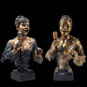 Statue stylisée d'une chanteuse de jazz en pleine performance