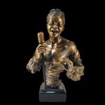 Statue féminine évoquant l'élégance du monde du jazz