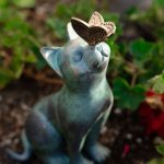 Statue chat décorative avec papillon pour extérieur 20 cm