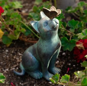 Figurine de chat 20 cm ornée d'un papillon pour jardin