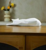 Chat origami blanc, design minimaliste pour intérieur