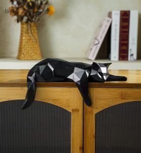 Figurine chat en position couchée, design origami chic