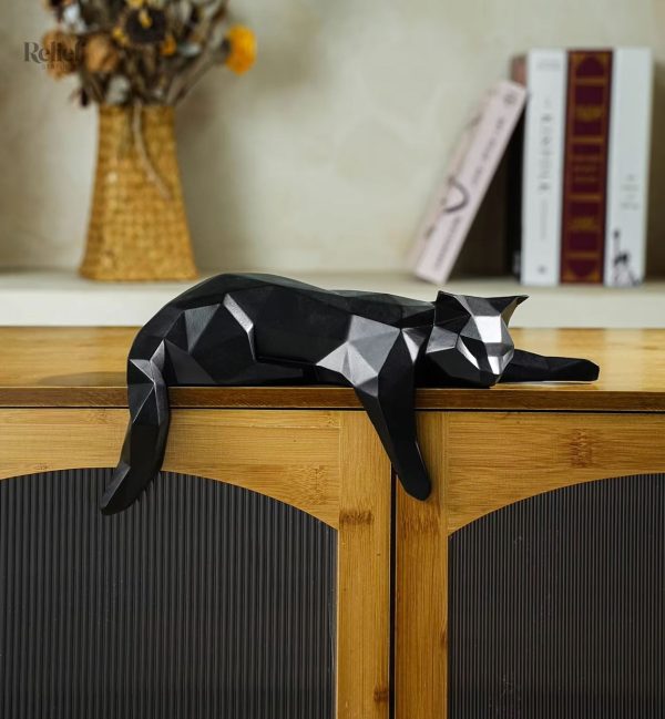 Figurine chat en position couchée, design origami chic
