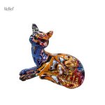 Statue de chat couché en résine style graffiti 14 cm
