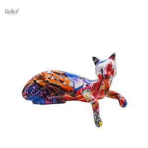 Statue de chat couché en résine graffiti 15 cm