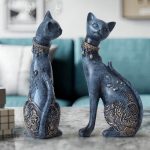 Art décoratif avec deux éléments en forme de chat