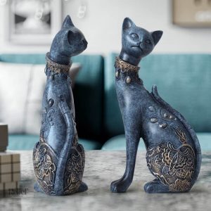 Art décoratif avec deux éléments en forme de chat
